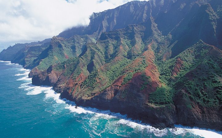 【ハワイを楽しむ50の方法】Vol.19 海と山がせめぎ合う絶景に息を飲む