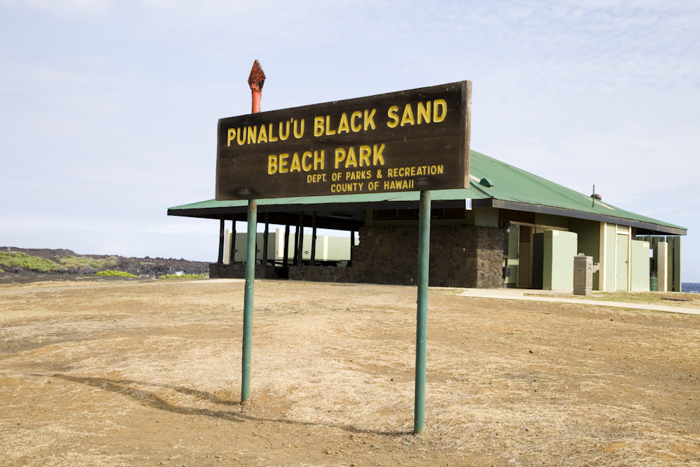 真っ黒な砂で覆われたビーチ
