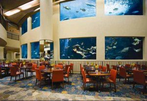 巨大な水槽のあるレストラン「オーシャナリウム（Oceanarium restaurant）」