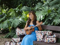 レスポートサックの最新ハワイ限定版“メレ”と ハワイの歌姫ライアテア・ヘルムがコラボ 