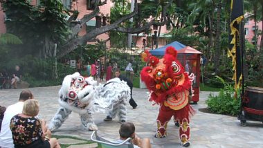 ロイヤルグローブで旧正月を祝うライオンダンス