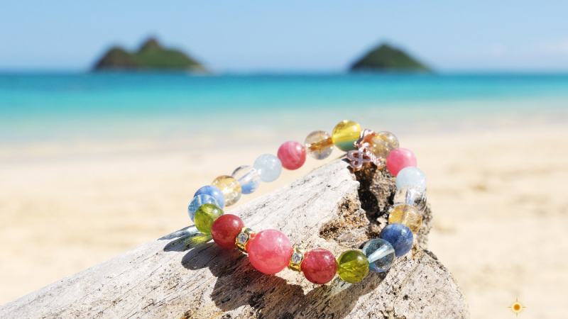 虹の見える「MALULANI HAWAII(マルラニハワイ)」本店で、 世界にたった一つ自分だけのブレスレットを作れます