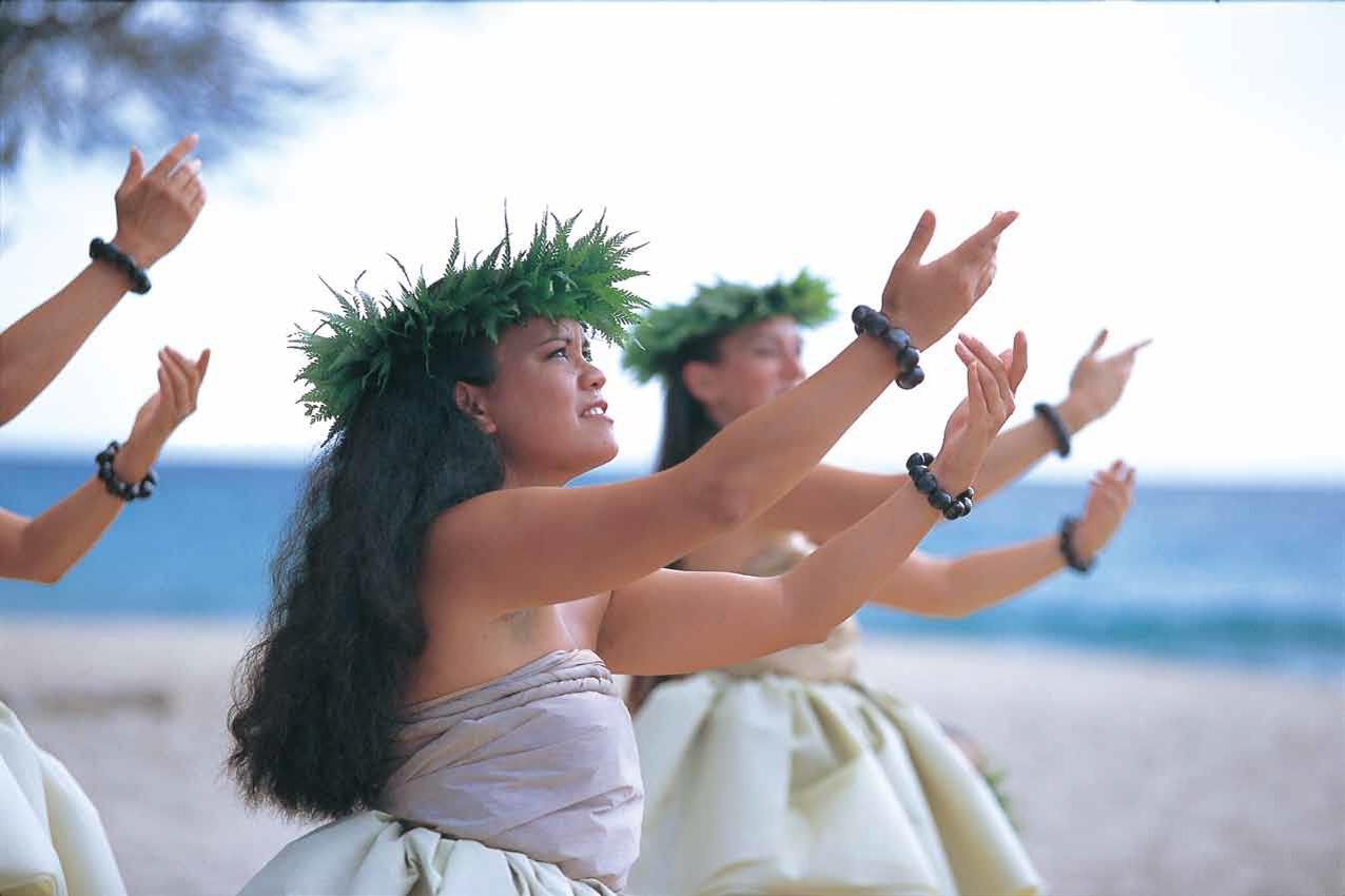 フラダンス女性像のランプ 優雅に舞い踊るフラの秘密 | ハワイの最新情報をお届け！LaniLani