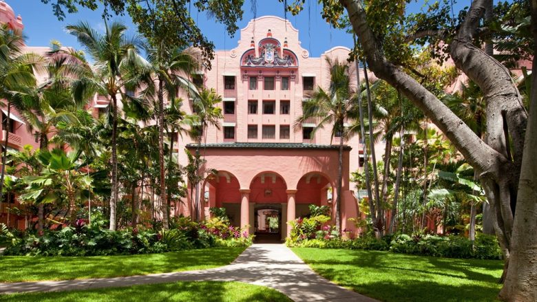 長い伝統を誇る最高級リゾートホテル「The Royal Hawaiian a Luxury Collection Resort（ロイヤル ハワイアン ラグジュアリー コレクション リゾート）」