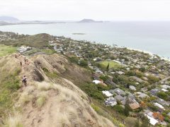 パノラマに広がる天国の海を眼下に望むトレッキングコース