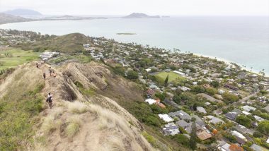 パノラマに広がる天国の海を眼下に望むトレッキングコース