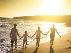 家族でハワイ旅行! お子さま連れでいくなら何歳がベスト！？