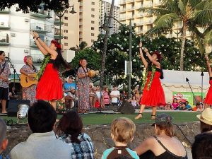 クヒオ・ビーチ・トーチ・ライティング＆フラ・ショー／Kuhio Beach Torchlighting and Hula Show