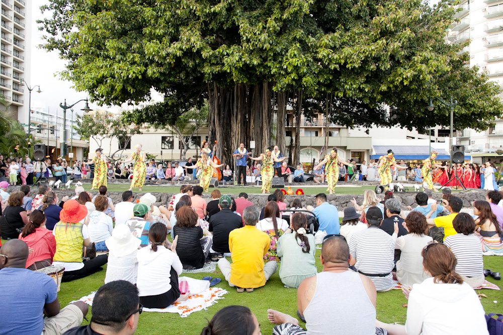 クヒオ・ビーチ・トーチ・ライティング＆フラ・ショー／Kuhio Beach Torchlighting and Hula Show