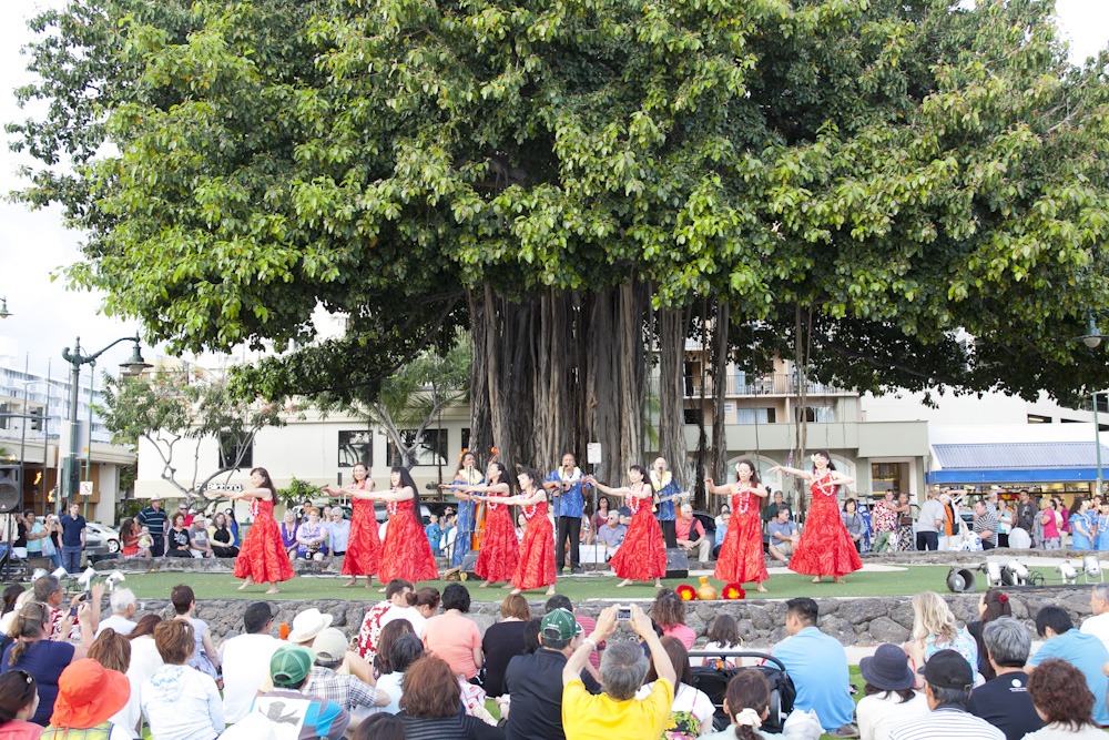 クヒオ・ビーチ・トーチ・ライティング＆フラ・ショー／Kuhio Beach Torchlighting and Hula Show