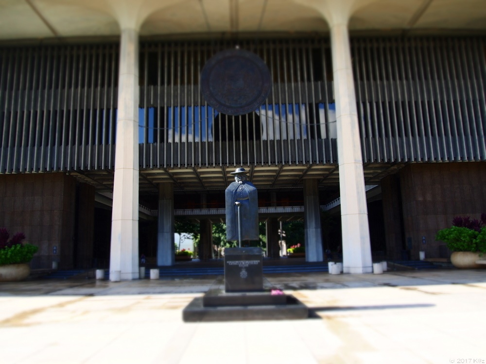 ハワイ州政府ビルとダミアン神父像／The State Capitol&Father Damian Statue