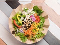 ハワイ生まれのフォトジェニックな花束サラダ。身体が喜ぶ「アロハサラダ原宿店」