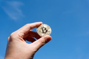 仮想通貨でハワイに行ける!?ビットコインが使えるお店やATMも!