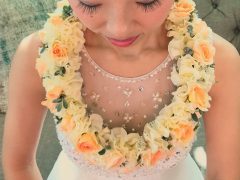 憧れのハワイウエディング♪幸せのレイを新郎新婦にプレゼント。