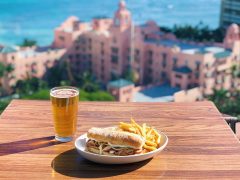 今年の父の日はワイキキの景観を眺めながら 父の日限定のローストビーフサンドイッチを！