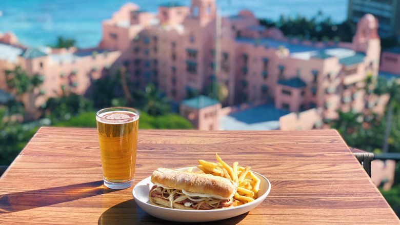 今年の父の日はワイキキの景観を眺めながら 父の日限定のローストビーフサンドイッチを!