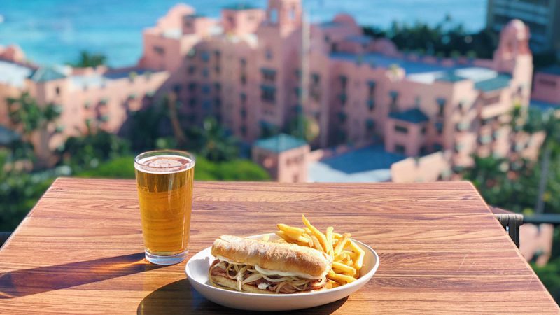 今年の父の日はワイキキの景観を眺めながら 父の日限定のローストビーフサンドイッチを!