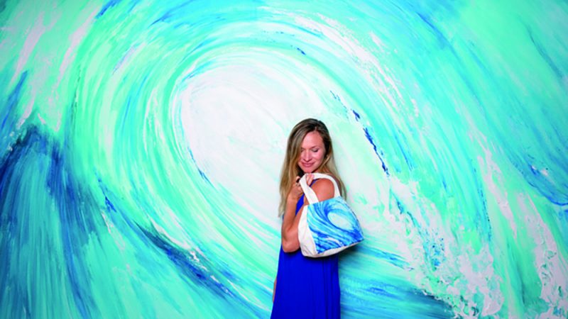 海を描くローカルアーティスト、 リアナ・ウォルフのウォールアートが完成!