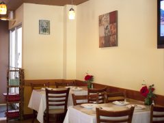 観光客が少しずつ戻ってきているワイキキで営業中のレストラン  