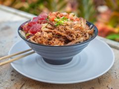 プールサイドバー＆ラウンジ『スイム』に新フード＆ドリンクメニューがデビュー