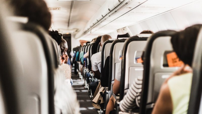 【ハワイで役立つ英会話】飛行機の機内で要望したい時の伝え方