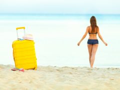 ハワイのビーチで遊ぶとき、荷物の管理はどうすればいい?