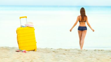 ハワイのビーチで遊ぶとき、荷物の管理はどうすればいい?