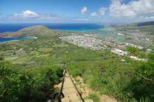 アクティブ派にオススメ！絶景と達成感を味わえる「ココ・クレーター・レイルウェイ・トレイル／ Koko Crater Railway Trail」