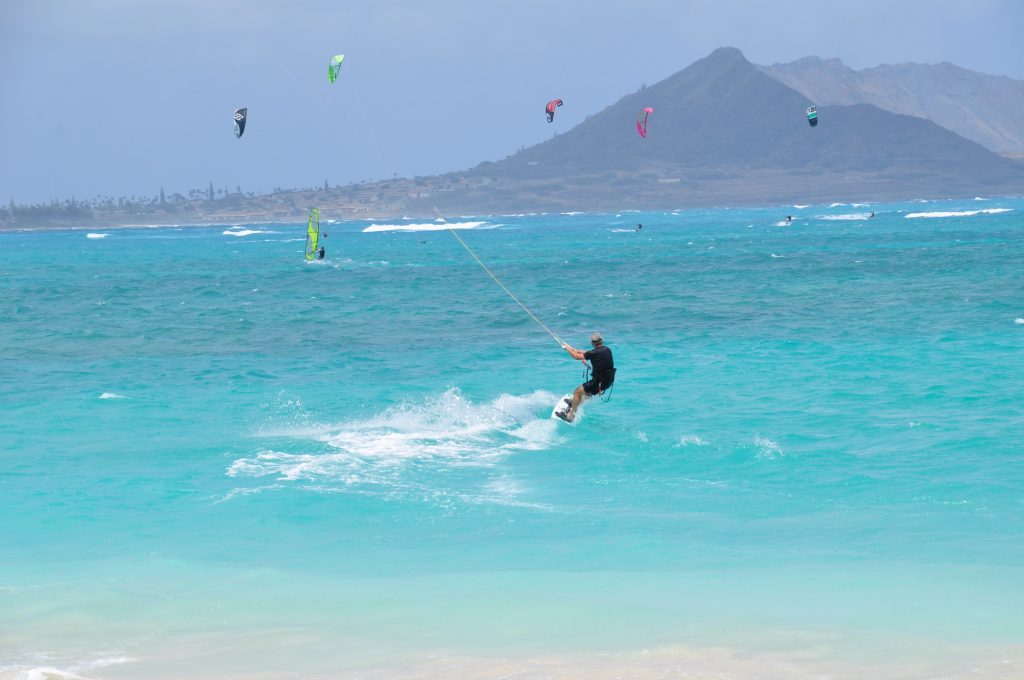 ハワイの海でカイトサーフィン！風に乗って海の上を自由に駆け抜けよう ...