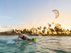 ハワイの海でカイトサーフィン！風に乗って海の上を自由に駆け抜けよう