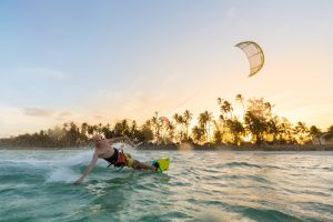 ハワイの海でカイトサーフィン！風に乗って海の上を自由に駆け抜けよう