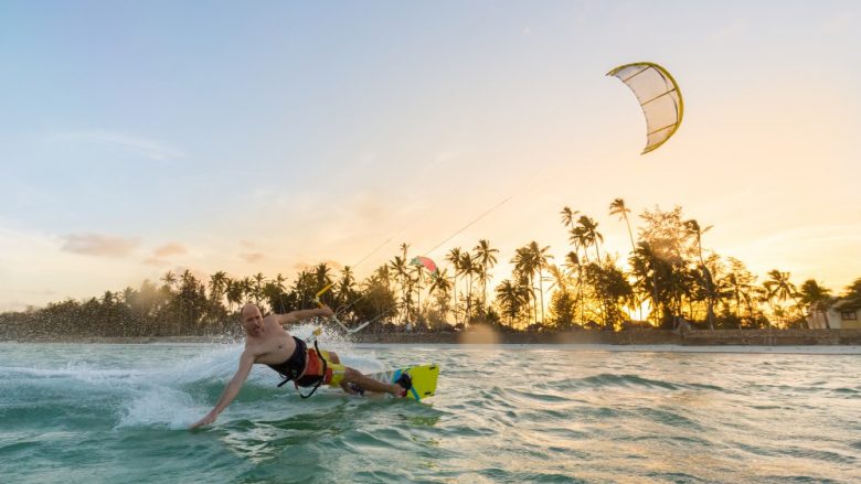 ハワイの海でカイトサーフィン！風に乗って海の上を自由に駆け抜けよう