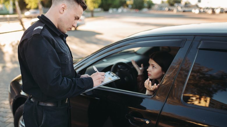 ハワイでレンタカーを運転中、パトカーに停められたらどうする？