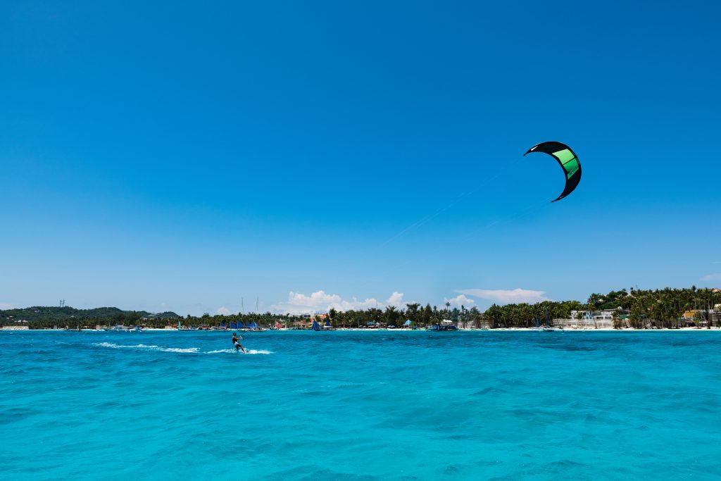 ハワイの海でカイトサーフィン！風に乗って海の上を自由に駆け抜けよう ...