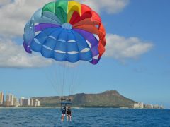 まるで鳥になった気分を味わえる！ハワイの海上でパラセーリングに挑戦してみよう♪