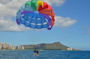 まるで鳥になった気分を味わえる！ハワイの海上でパラセーリングに挑戦してみよう♪