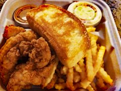 アメリカ本土でも大人気の「レイジングチキン」がモイリイリにオープン！