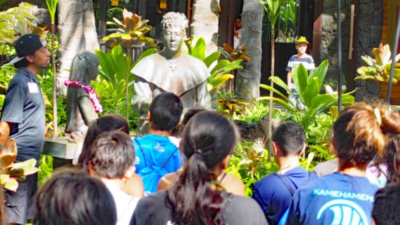 【ハワイトリビア】ワイキキで見かける銅像は誰でしょう？