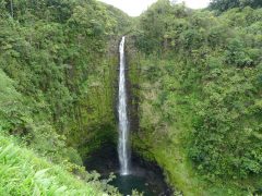 妻が流した涙の滝。伝説のアカカ・フォールズ
