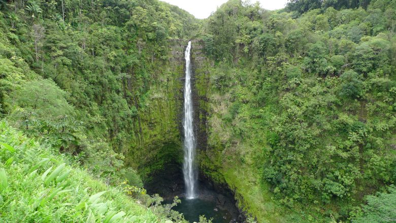 妻が流した涙の滝。伝説のアカカ・フォールズ