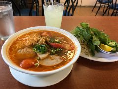 ワイアラエのフォーの店で食べるBun Bo Hoeが美味しい！