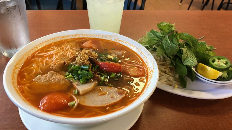 ワイアラエのフォーの店で食べるBun Bo Hoeが美味しい！