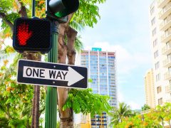 ハワイでは歩行者でも罰金！？もう一度見直したい交通ルール