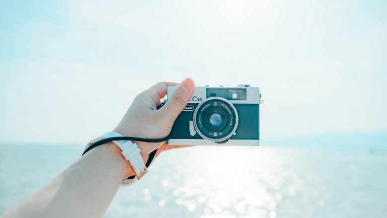 【ハワイで役立つ英会話】全身を入れた写真を撮ってほしいときは何て言う?