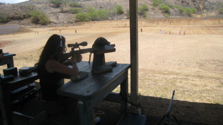 射撃はやっぱり屋外が最高！ココクレーターの麓にある射撃場で体験してみた