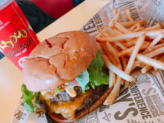 ハワイでドデカ肉厚ハンバーカーを頬張る『テディーズビガーバーガー』