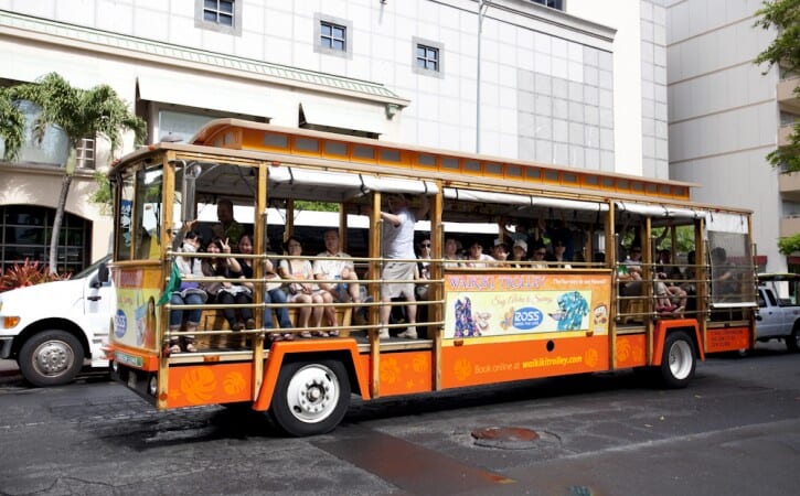 【ハワイの移動手段】ワイキキトロリーとは？乗車方法や料金と走る6ルートを徹底解説