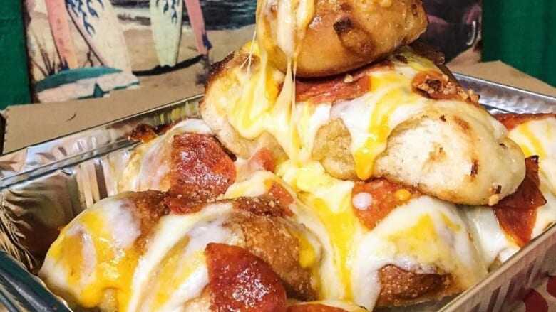 病みつきになる美味しさ！ハワイのロコたちにも大人気のピザレストラン「ビッグカフナズピザ／Big Kahuna's Pizza」をご紹介