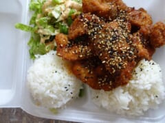 ハワイの穴場プレートランチ店「KJ'ｓローカルグラインズ／KJ’S LOCAL GRINDS」の絶品『フリカケチキン』とは？