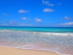 海の色に感動！ハワイで週末限定の美しすぎるビーチ「ベローズビーチ／Bellows Beach 」をご紹介